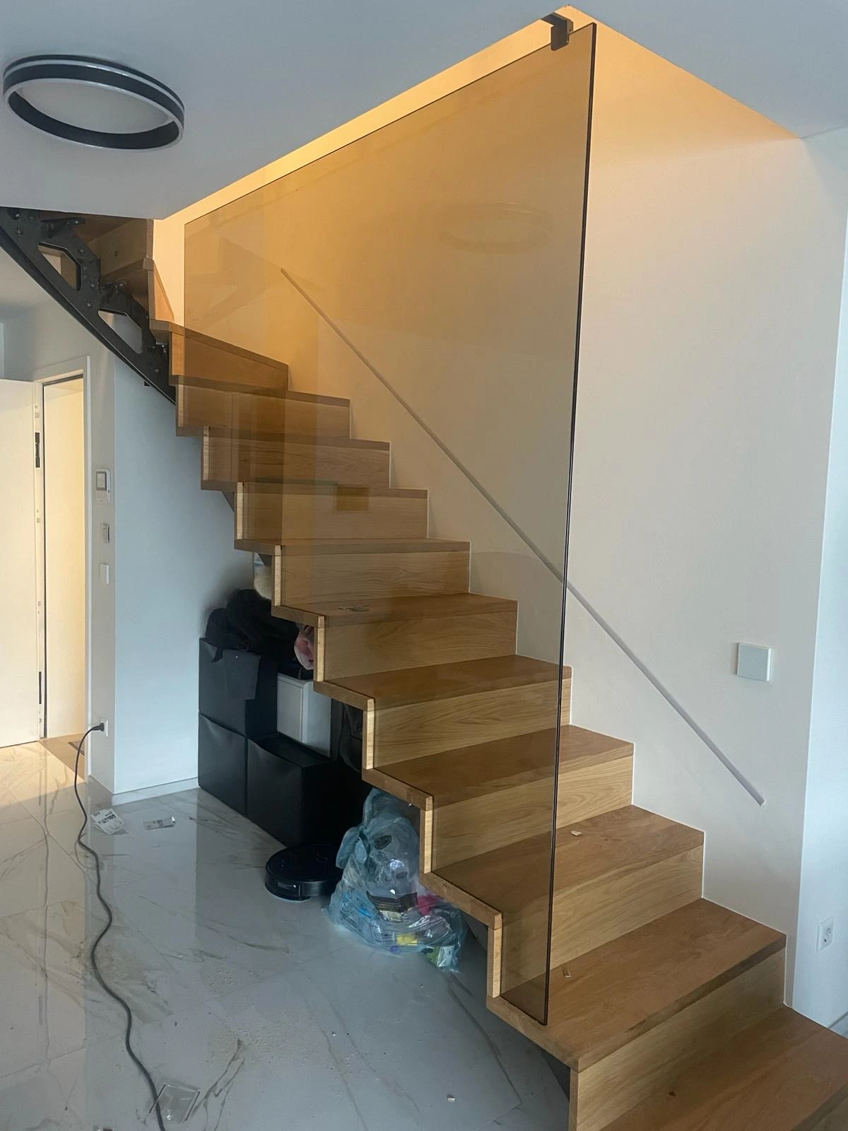 Escalier avec garde-corps en verre