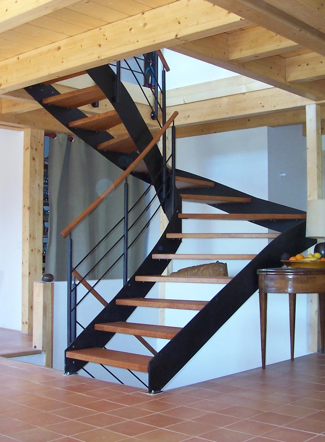 Escalier design avec marches en bois